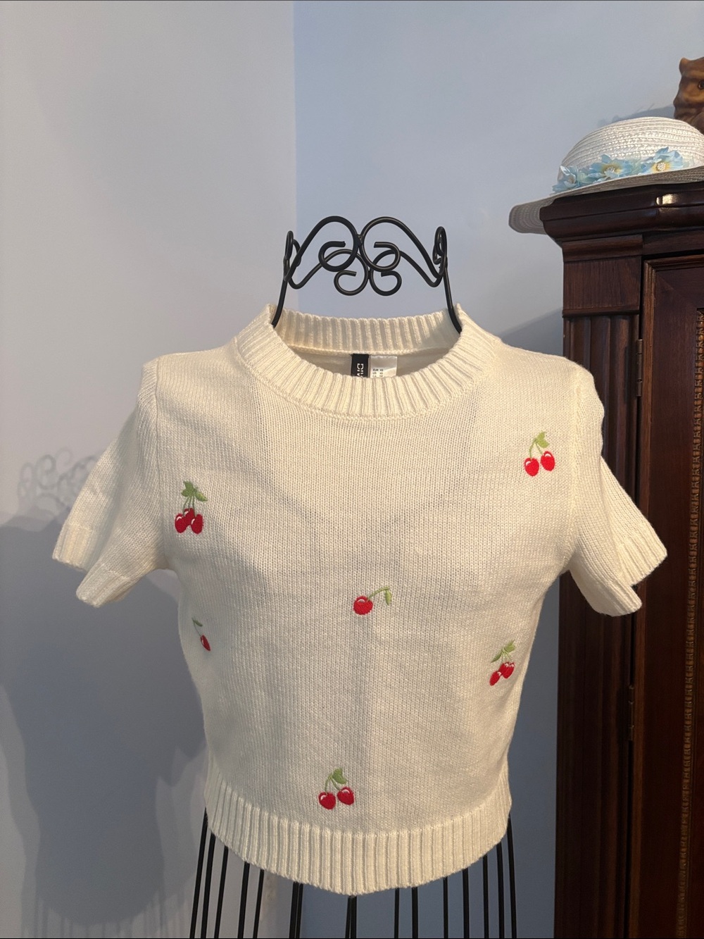 Divided Cream Knit Short-Sleeve Sweater with Red Cherry Embroidery